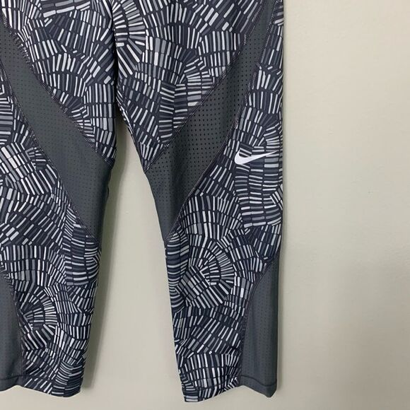 Nike Pro Hypercool Printed Capri Legging - Picture 5 of 9